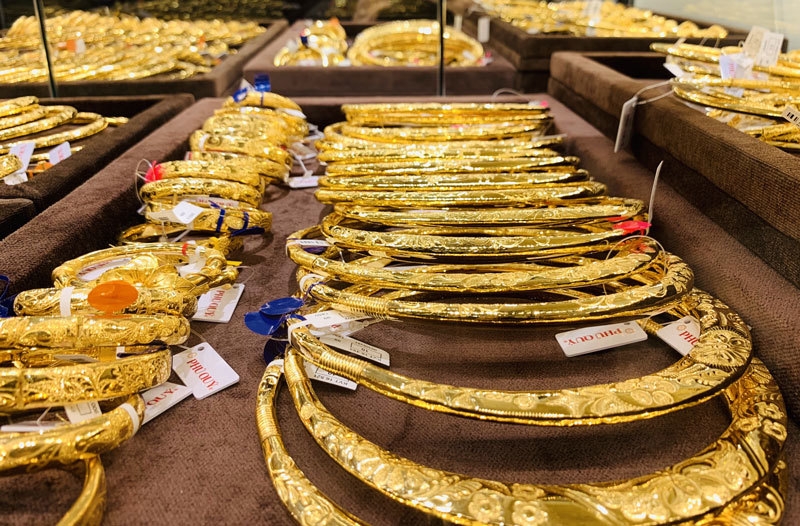 Sự biến động về giá vàng trong nước và trên thế giới. giá vàng thế giới đang có nhiều biến động tuy nhiên vàng SJC lại bất động