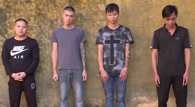 Nghi can Hùng (ngoài cùng bên trái) cùng ba đồng phạm đang bị tạm giam. Ảnh: C.A