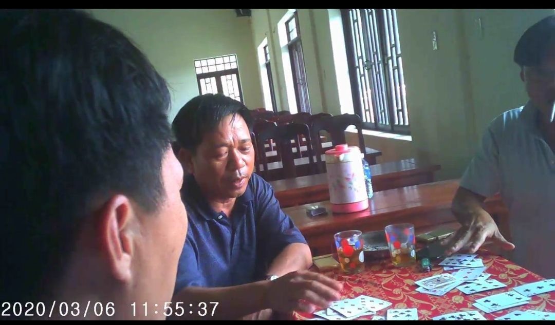 Ông Trần Minh Hoàng đang đánh bài cùng một số người tại trụ sở UBND phường Điện Dương